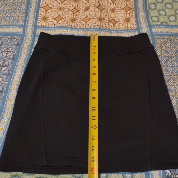 Women’s Lululemon blk cotton skirt, med, used but in great condition. - Picture 3 of 9